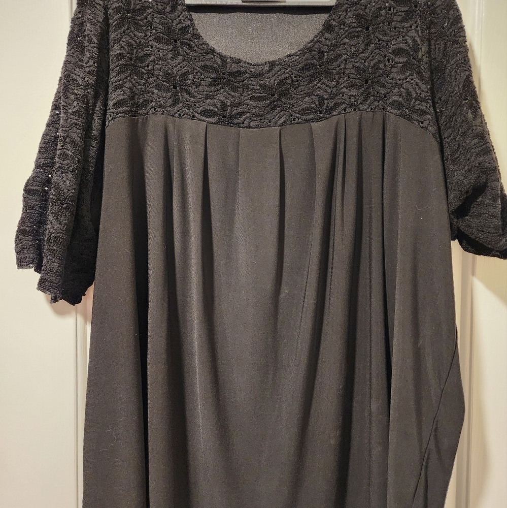 Women's plus size short-sleeve blouse